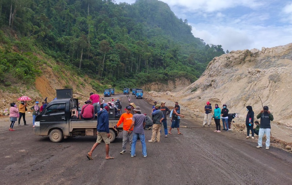 Warga Tanauge Palang Jalan Akses Jetty Milik Stardust Estate Invesment