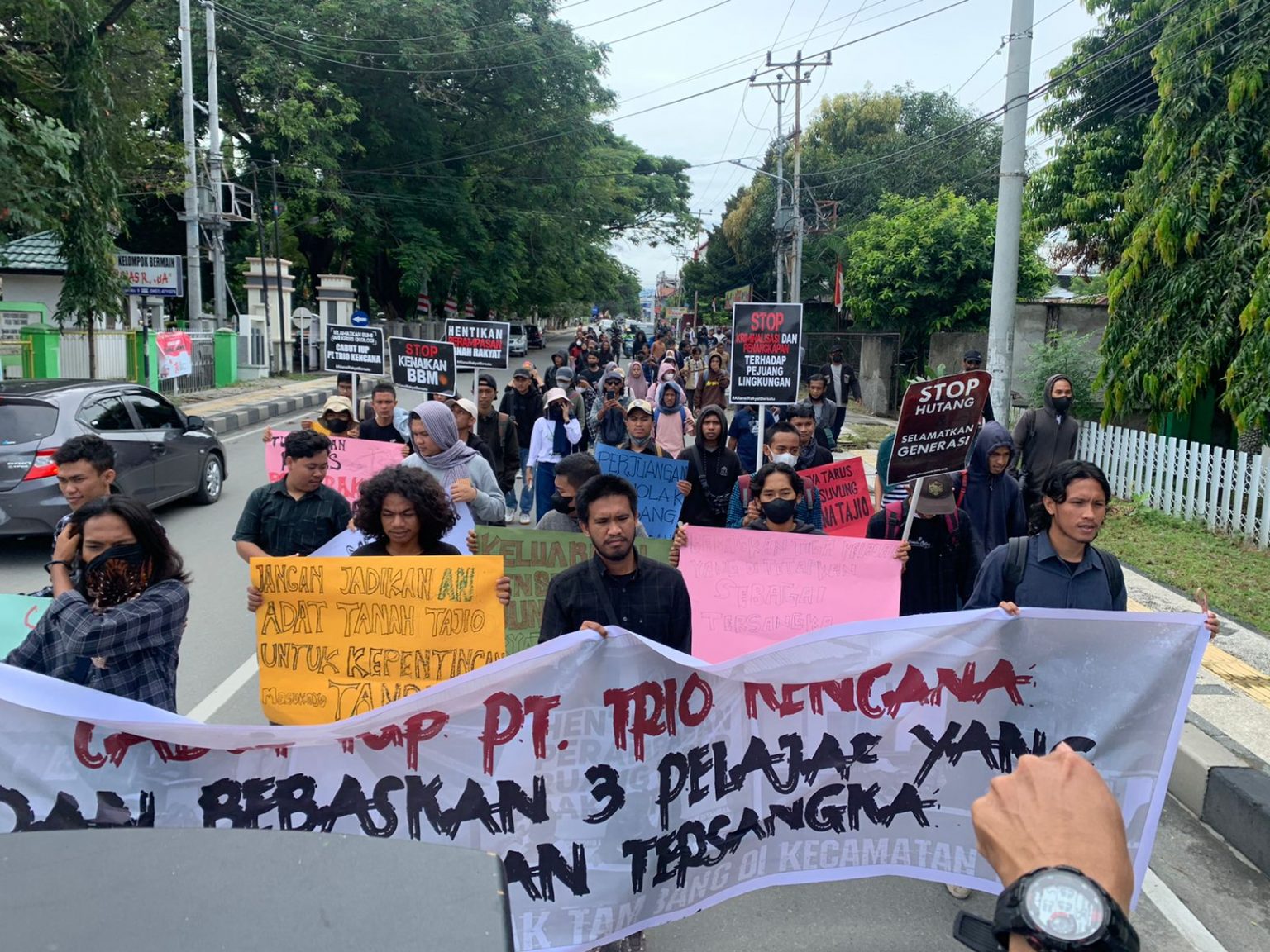 Ratusan Pengunjuk Rasa Minta IUP PT Trio Kencana Dicabut