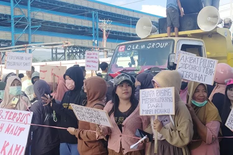 Ibu-ibu Labota Menuntut Tanggung Jawab Lingkungan PT. IMIP